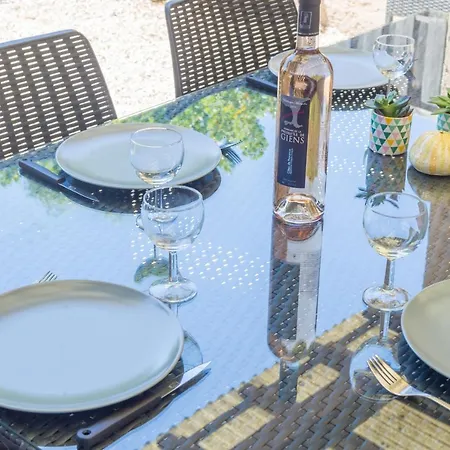 Le Mas, Maison Au Charme Provencale Idealement Situee Entre Et Vignes *