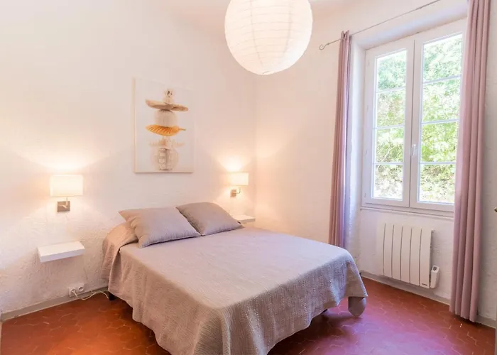 Le Mas, Maison Au Charme Provencale Idealement Situee Entre Et Vignes *