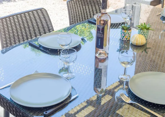 Le Mas, Maison Au Charme Provencale Idealement Situee Entre Et Vignes *