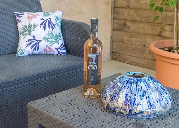 Le Mas, Maison Au Charme Provencale Idealement Situee Entre Et Vignes Hyères